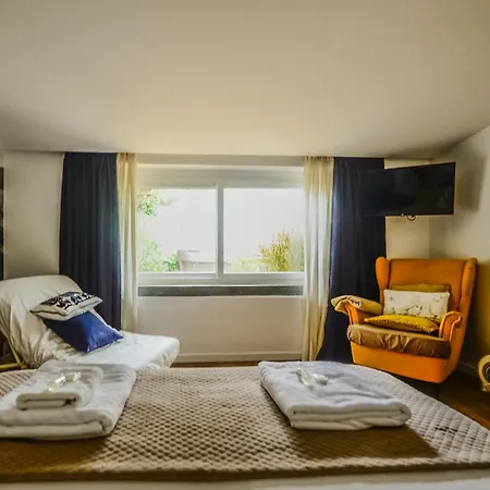 Nyaraló Casa Do Museu, Three Independent