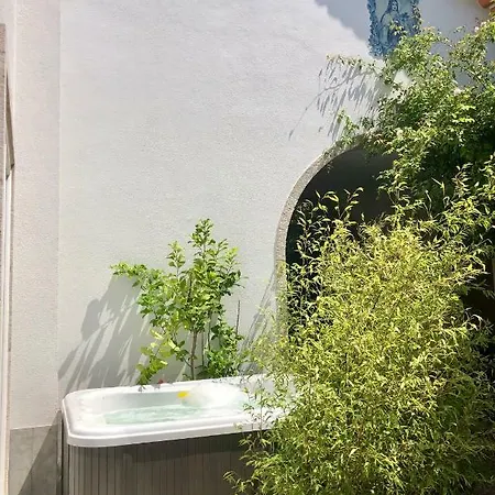 Casa Do Museu, Three Independent