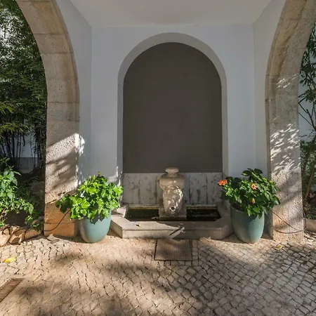 Casa Do Museu, Three Independent كاسكايس